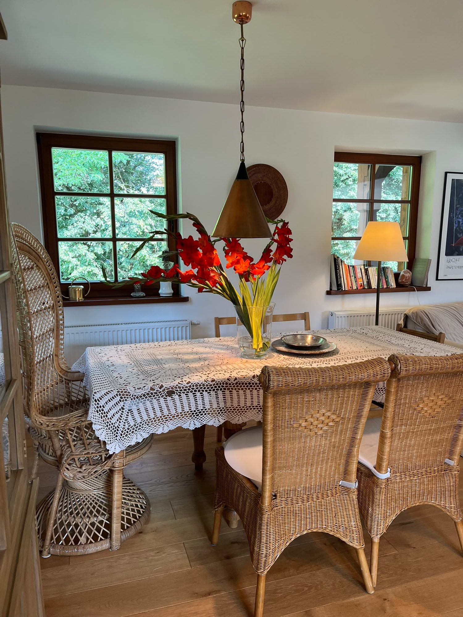 Dining room with wicker chairs