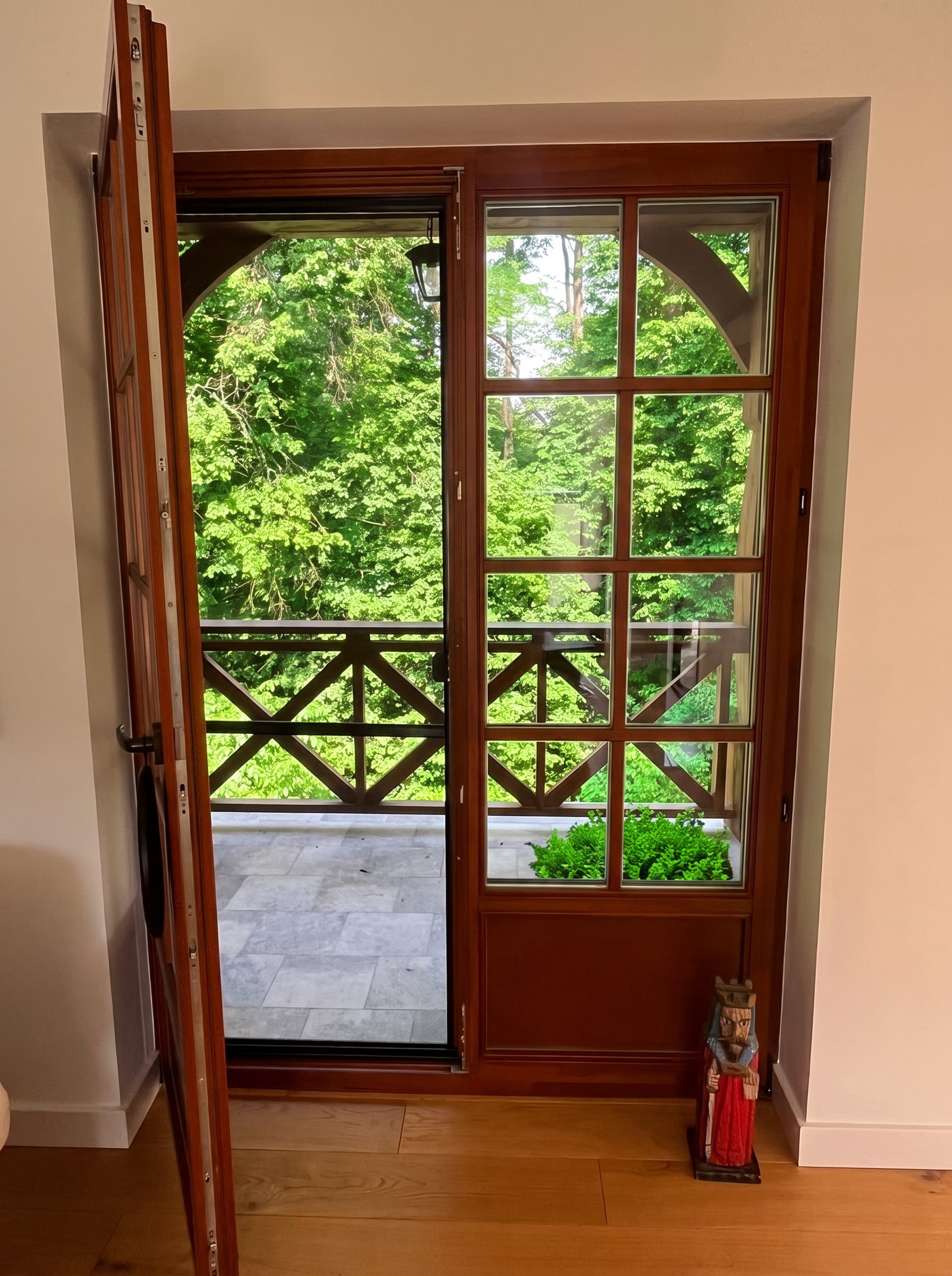 The door opening onto the forest